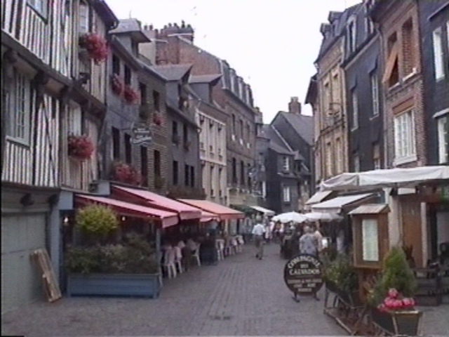 53 - UNE RUE DE LA VILLE.JPG
